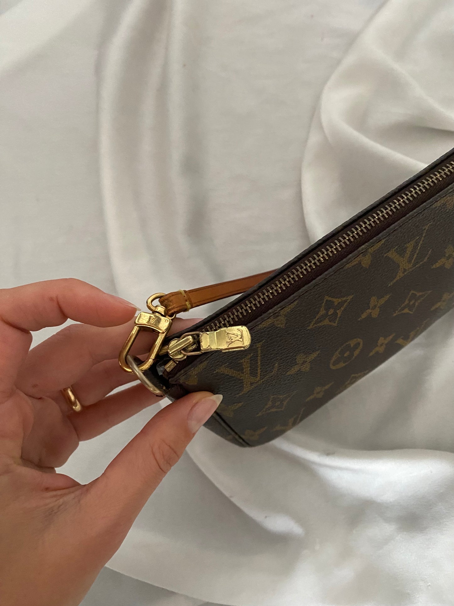 Louis Vuitton pochette accessoire monogram miele