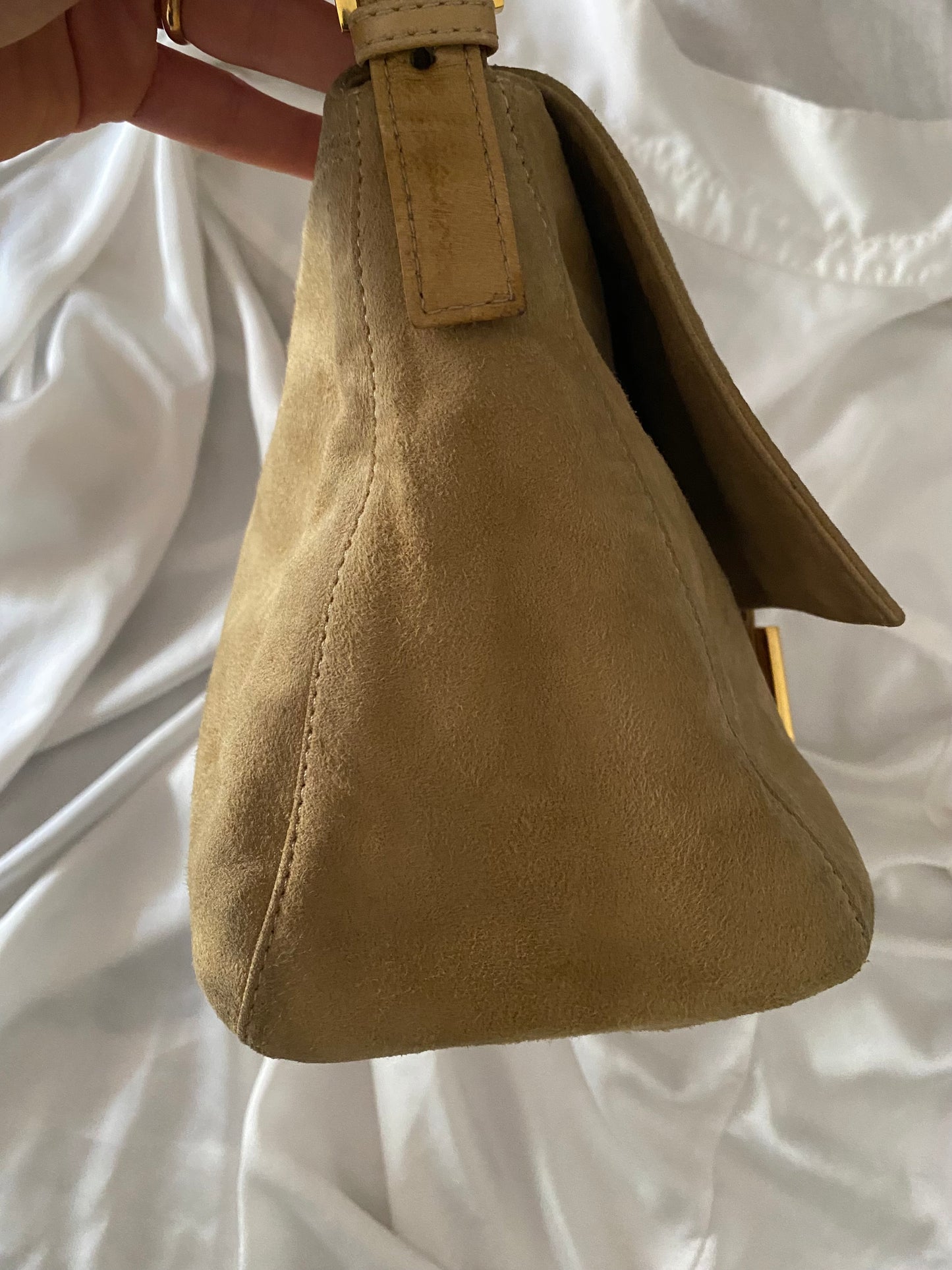 Fendi Mamma Baguette in pelle scamosciata beige