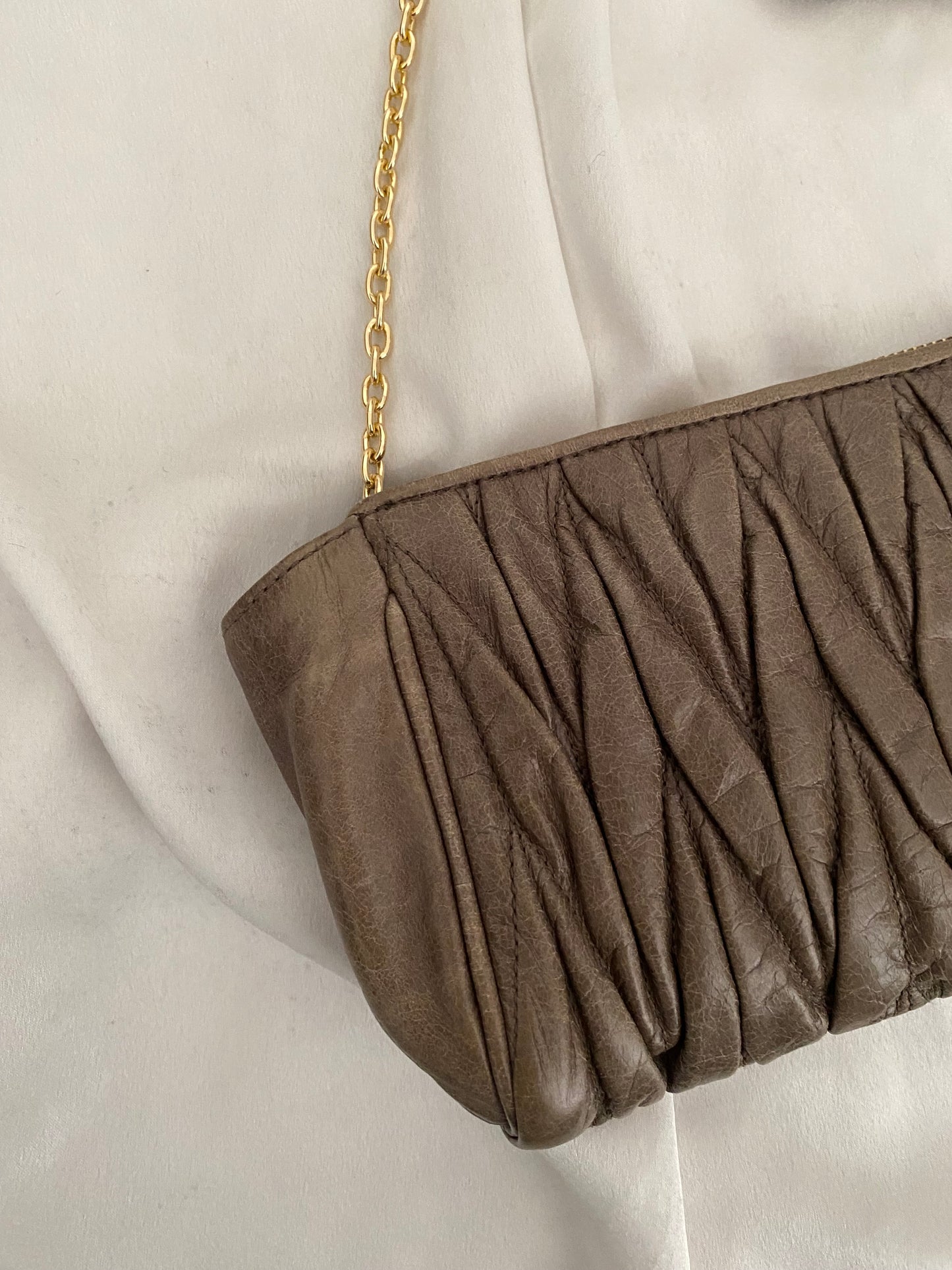 Miu Miu pochette antracite matelasse