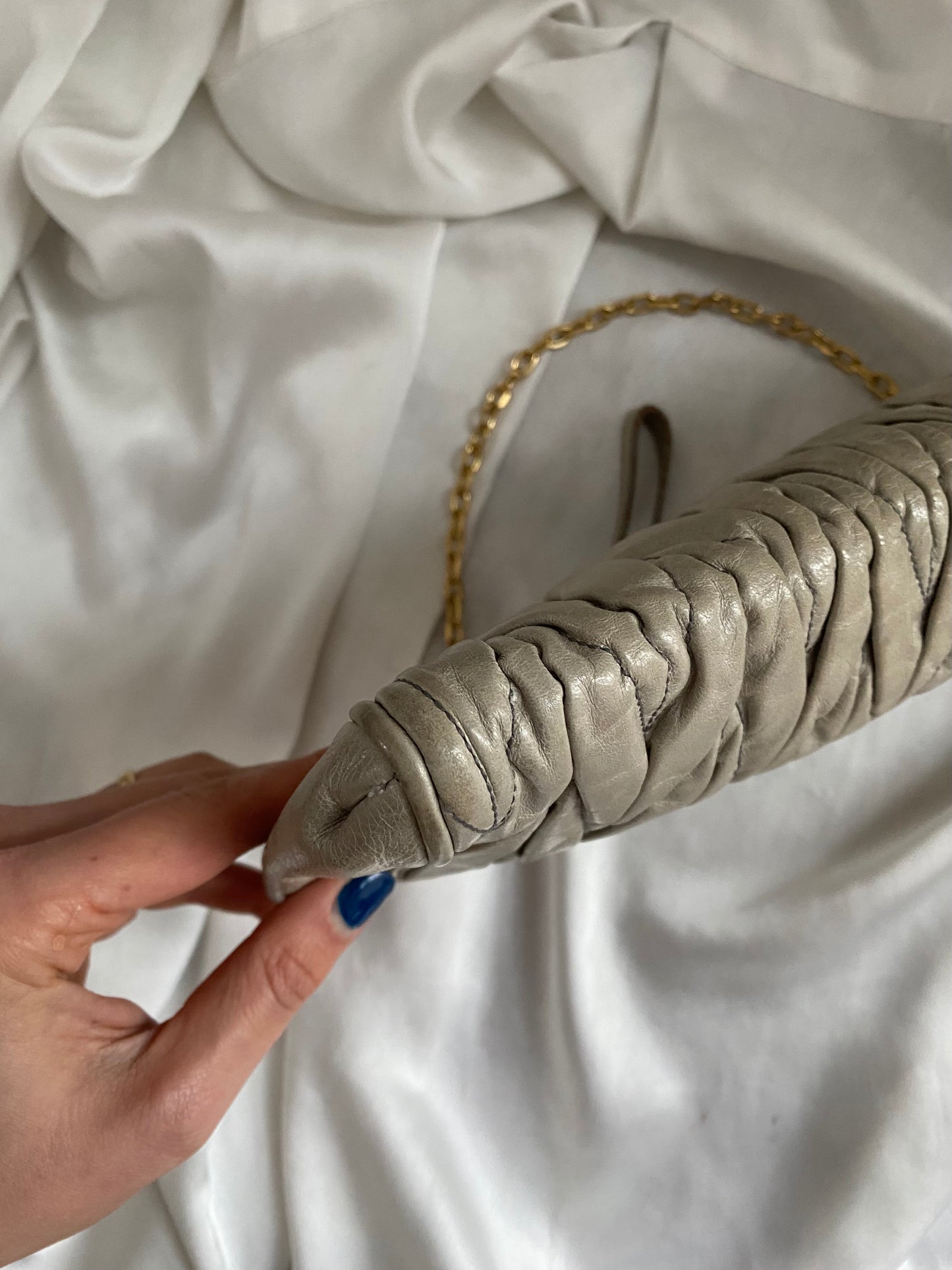 Miu Miu pochette grigia matelasse