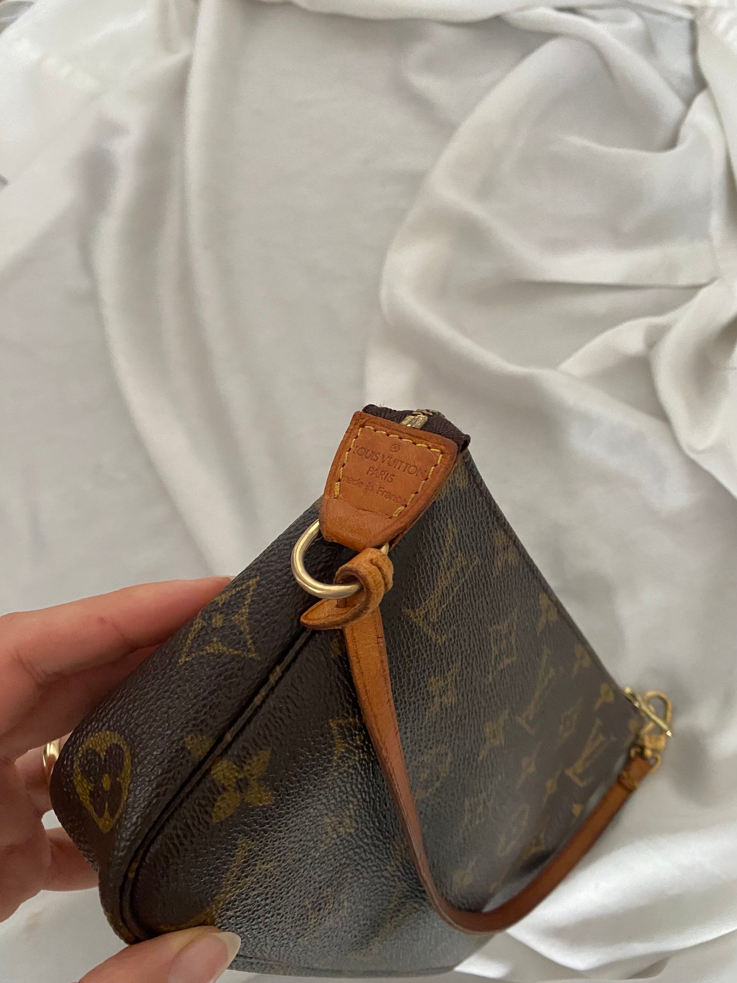 Louis Vuitton pochette accessoire monogram miele