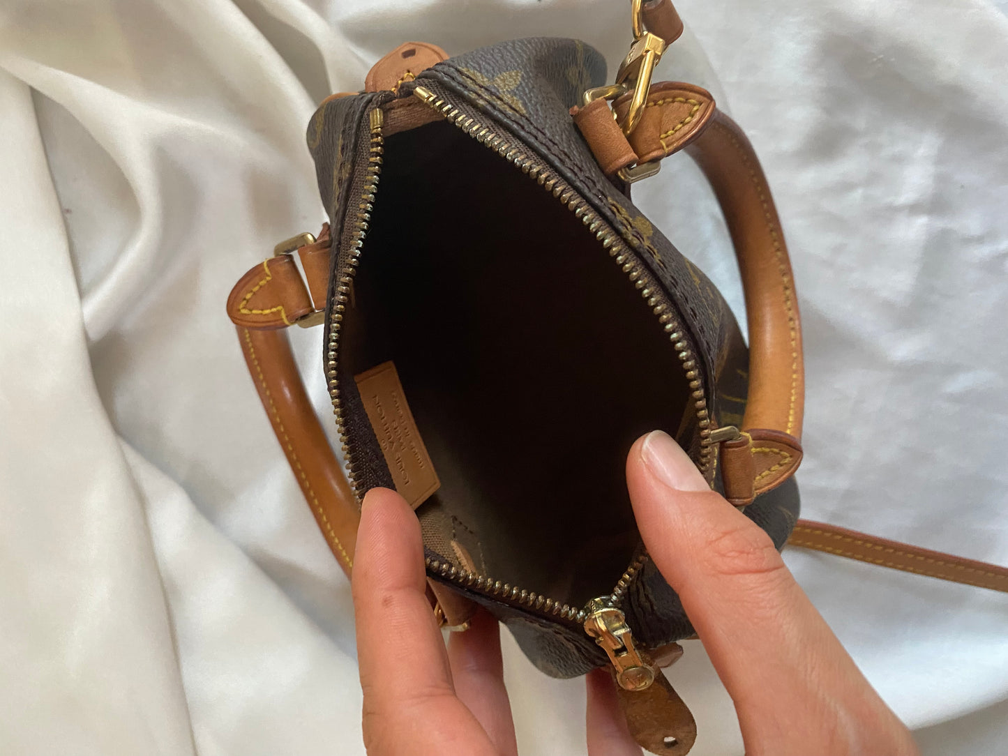 Louis Vuitton Nano Speedy monogram con tracolla