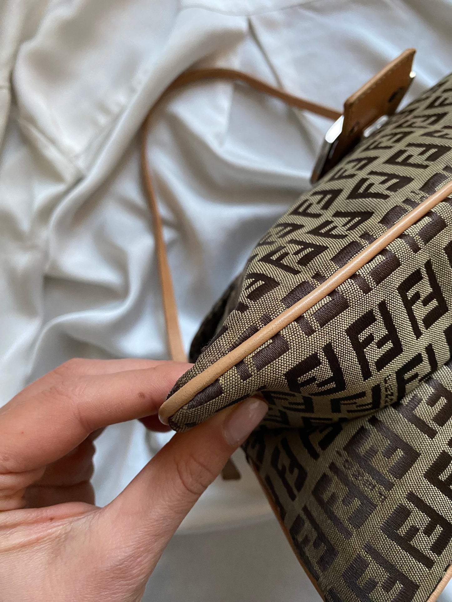 Fendi maxi baguette double flap soffietto zucchino beige
