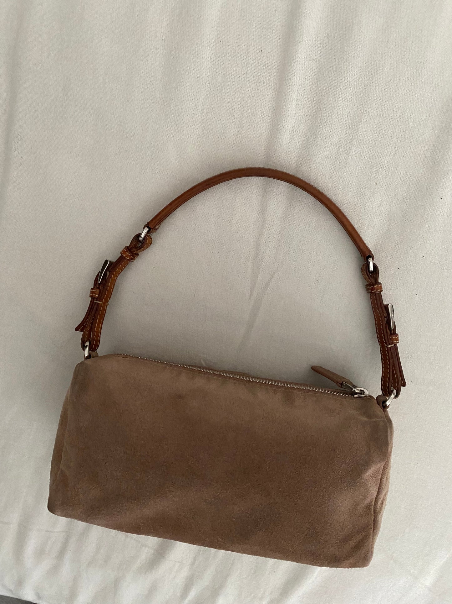 Prada pochette pelle scamosciata tortora