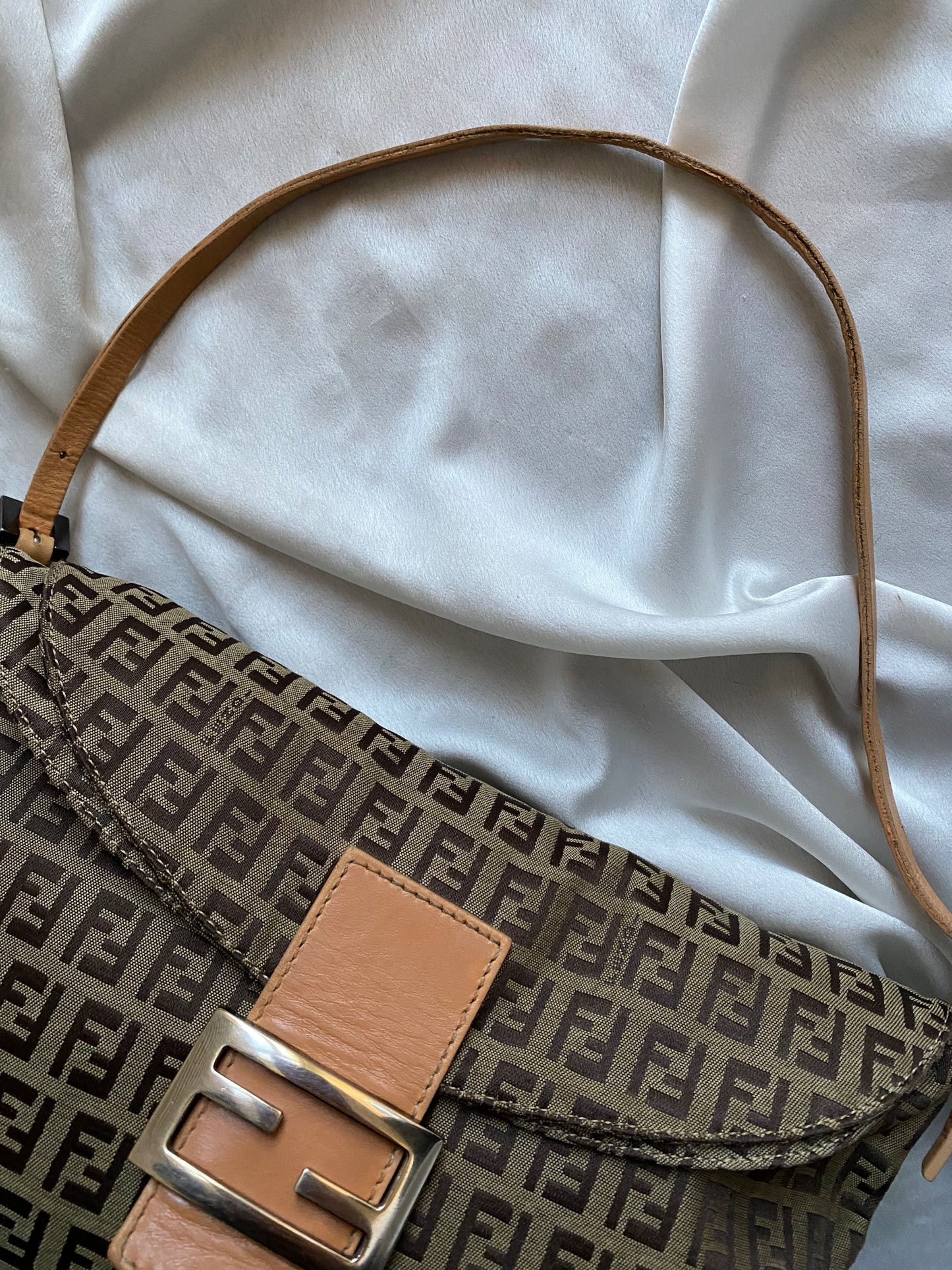 Fendi maxi baguette double flap soffietto zucchino beige