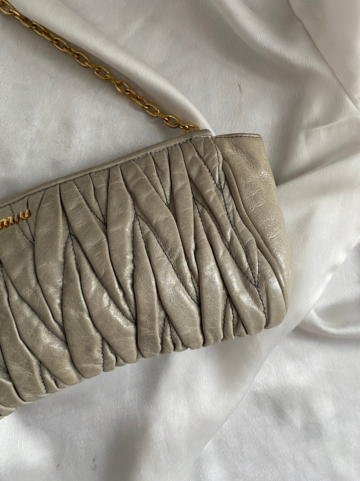 Miu Miu pochette grigia matelasse