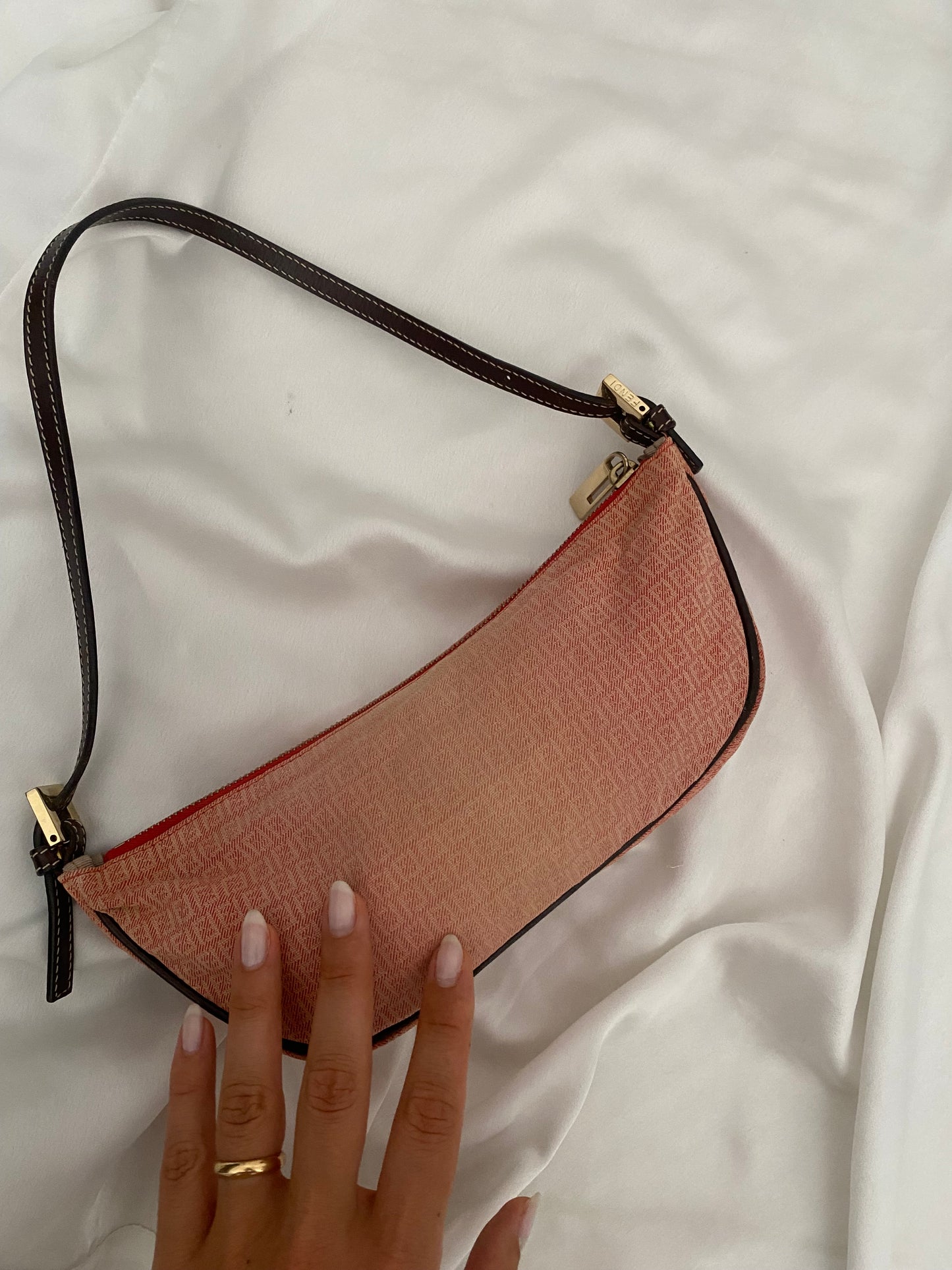 Fendi Pochette mezzaluna faded red