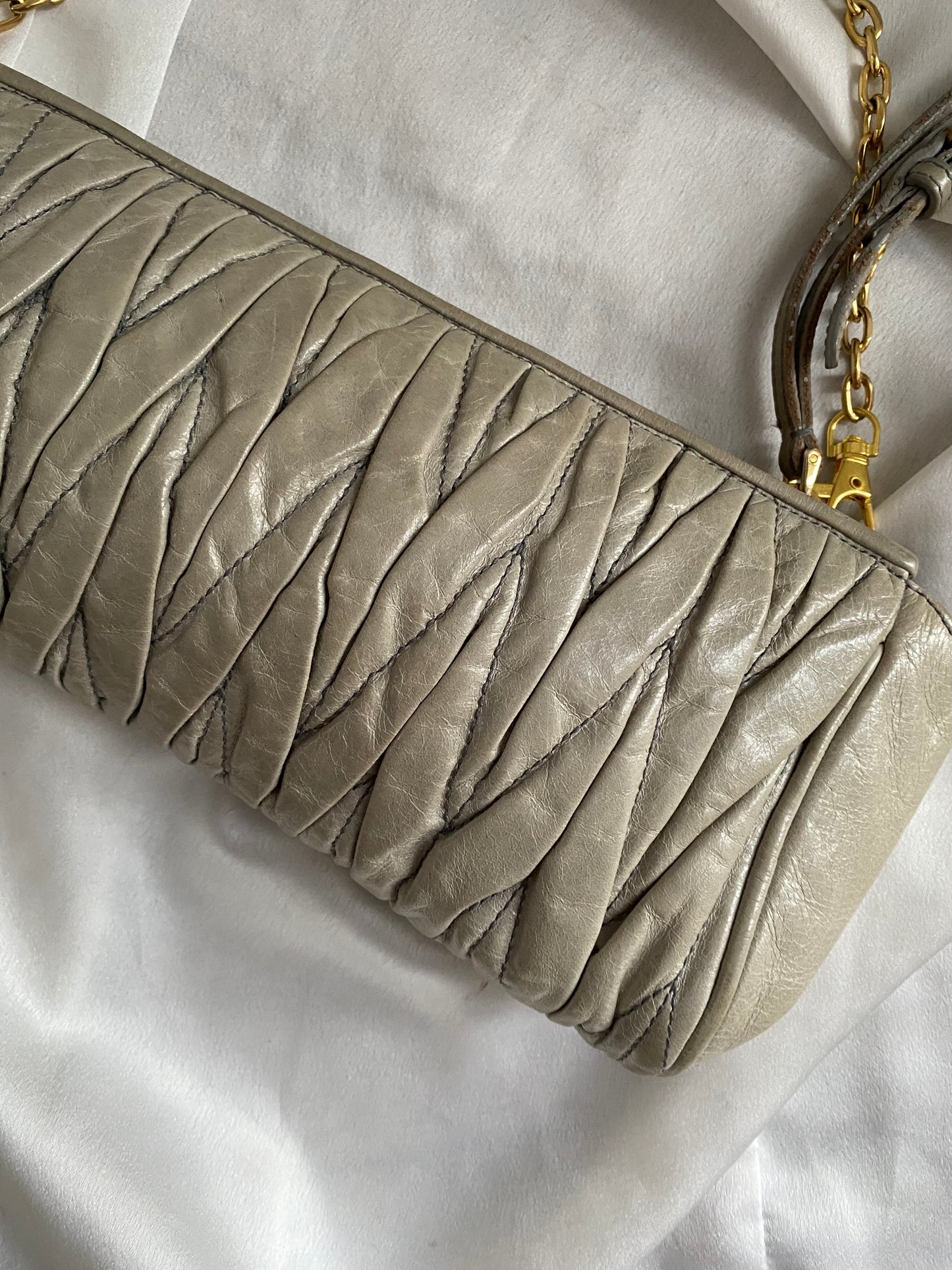 Miu Miu pochette grigia matelasse