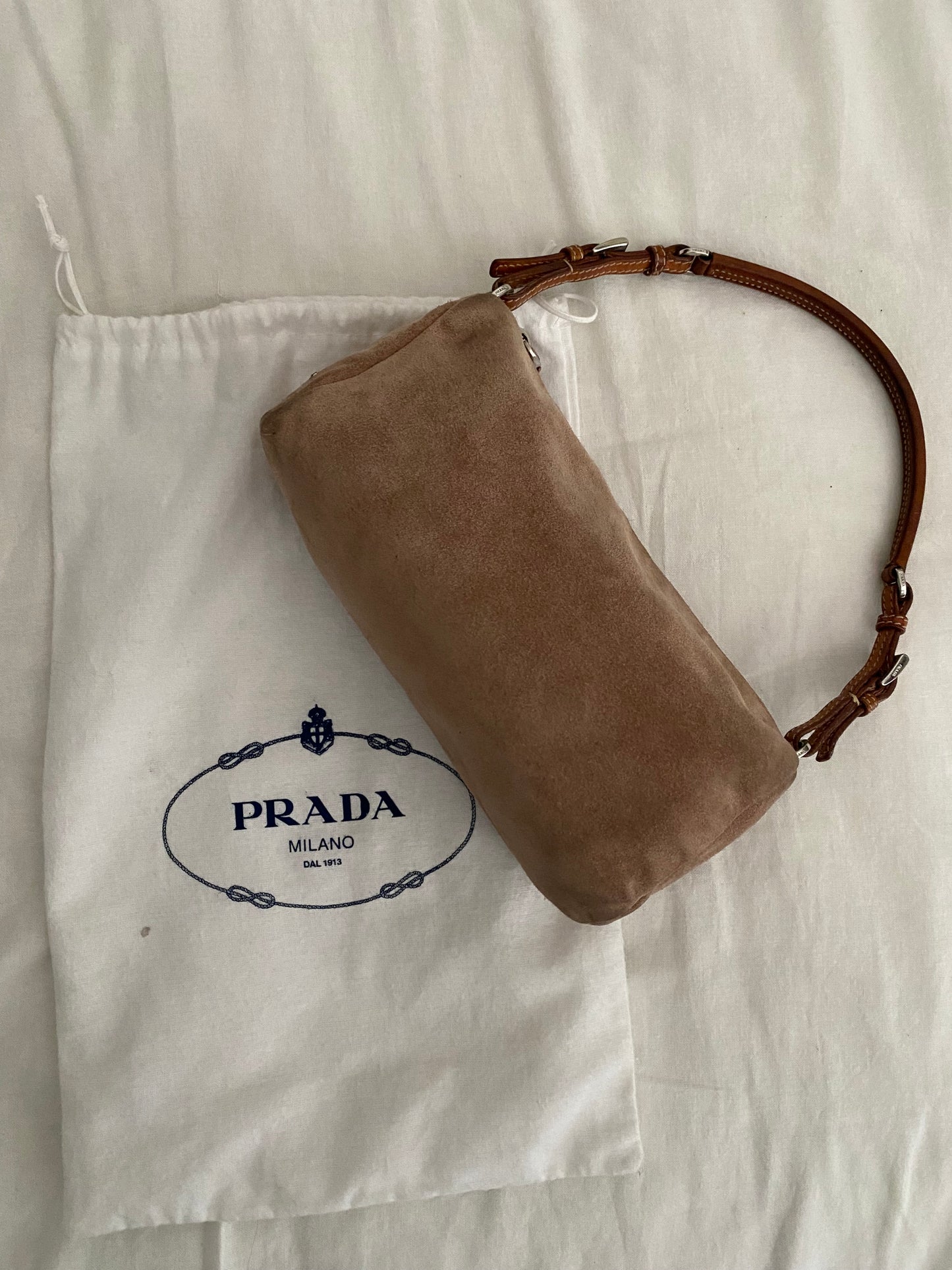 Prada pochette pelle scamosciata tortora