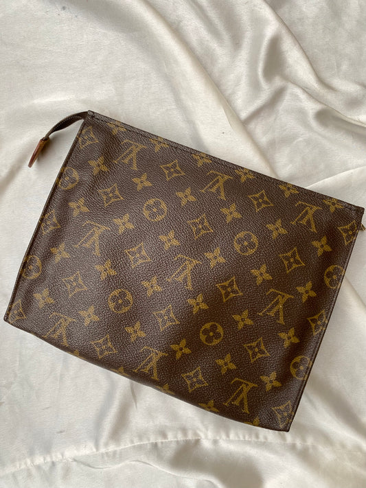Louis Vuitton trousse toilette 26
