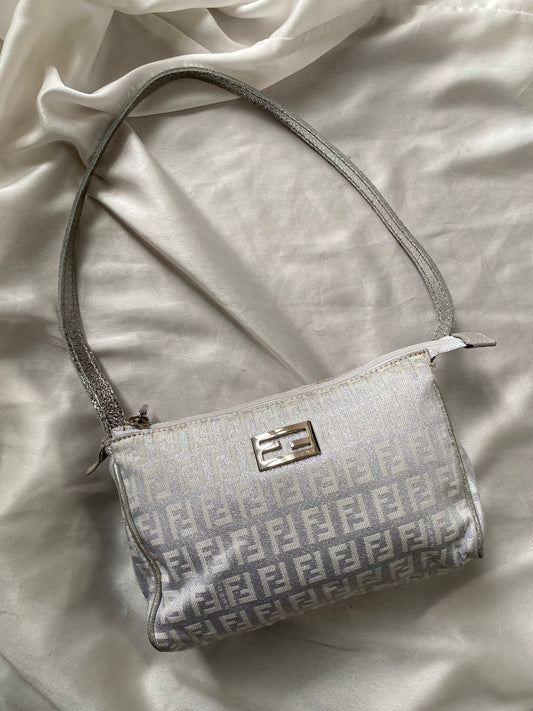 Fendi pochette argento brillante