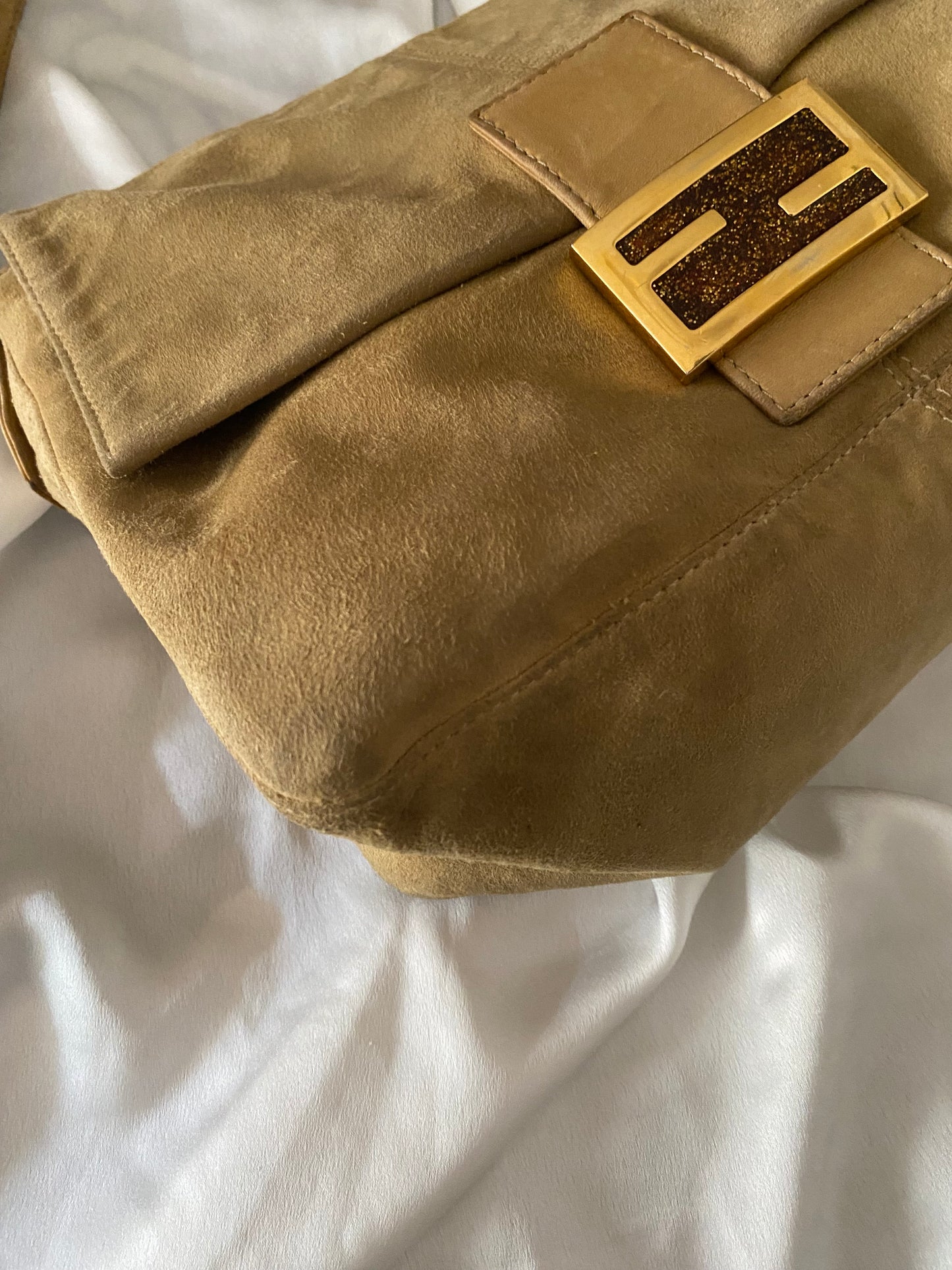 Fendi Mamma Baguette in pelle scamosciata beige