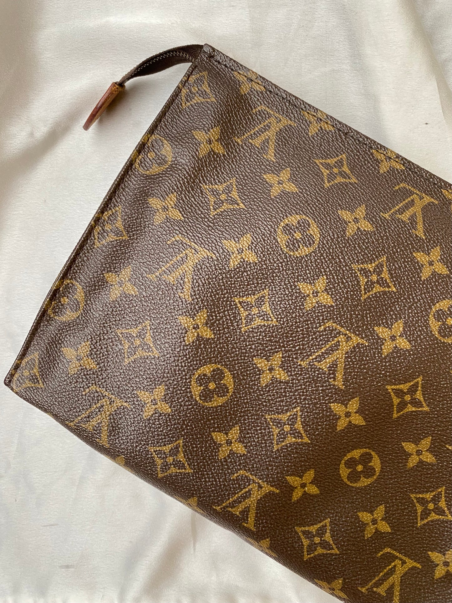 Louis Vuitton trousse toilette 26