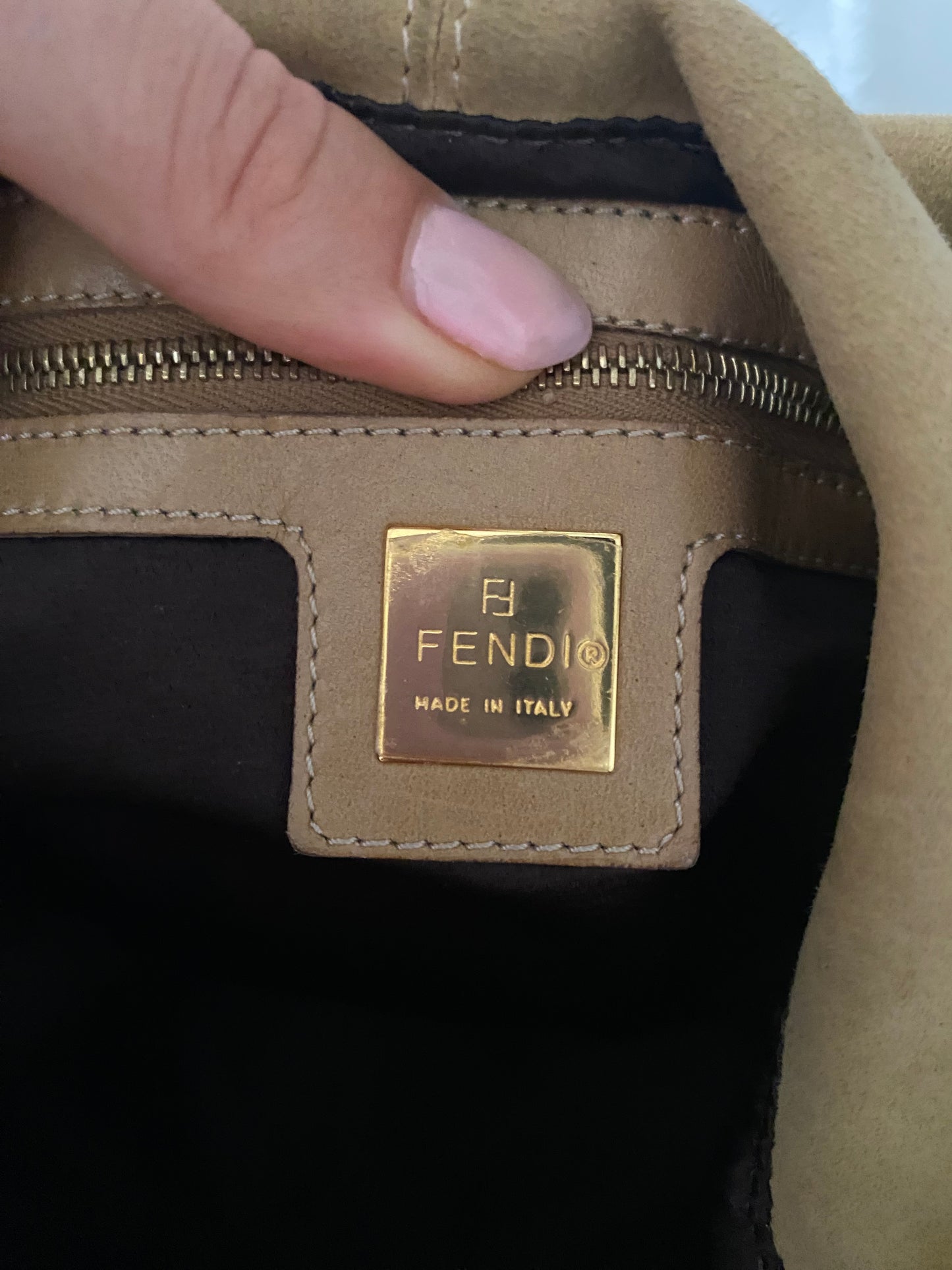 Fendi Mamma Baguette in pelle scamosciata beige