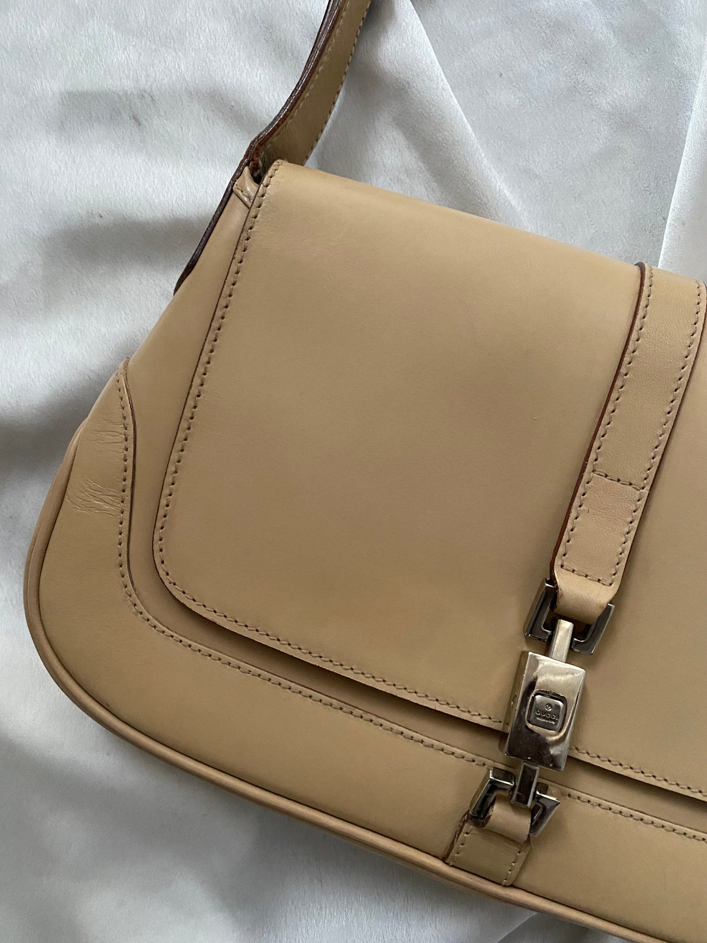 Gucci Jackie beige