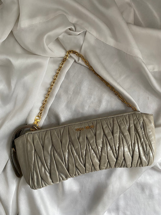 Miu Miu pochette grigia matelasse
