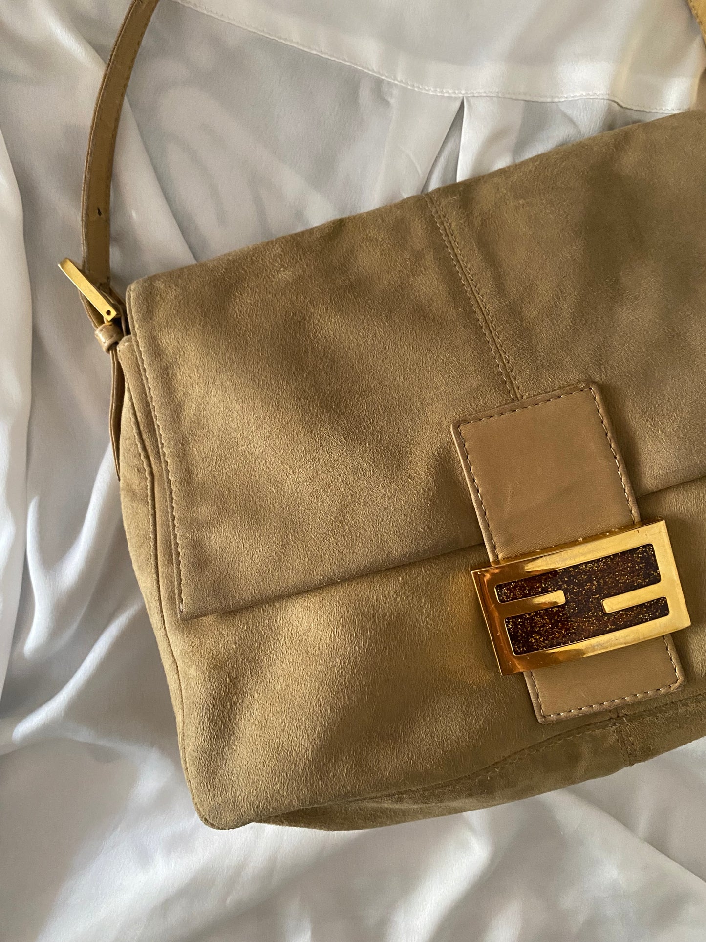 Fendi Mamma Baguette in pelle scamosciata beige