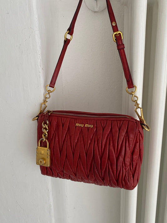 Miu miu matelasse red pochette