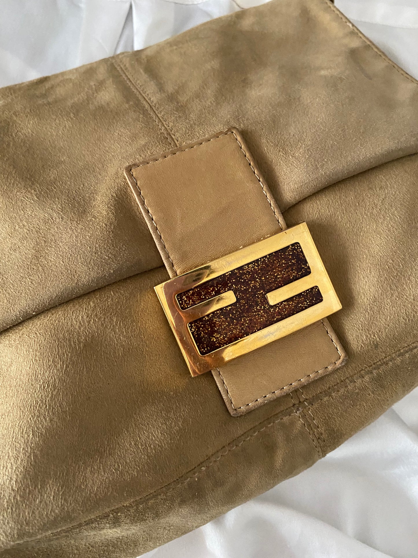 Fendi Mamma Baguette in pelle scamosciata beige