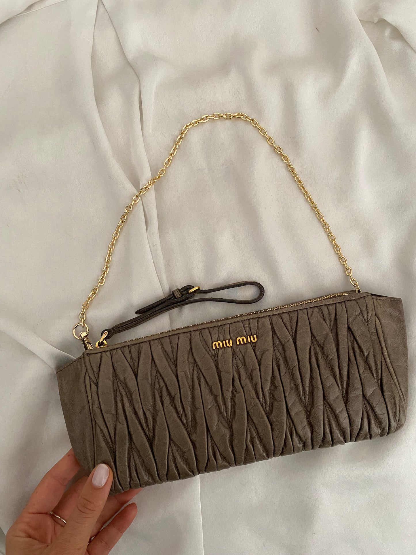 Miu Miu pochette antracite matelasse