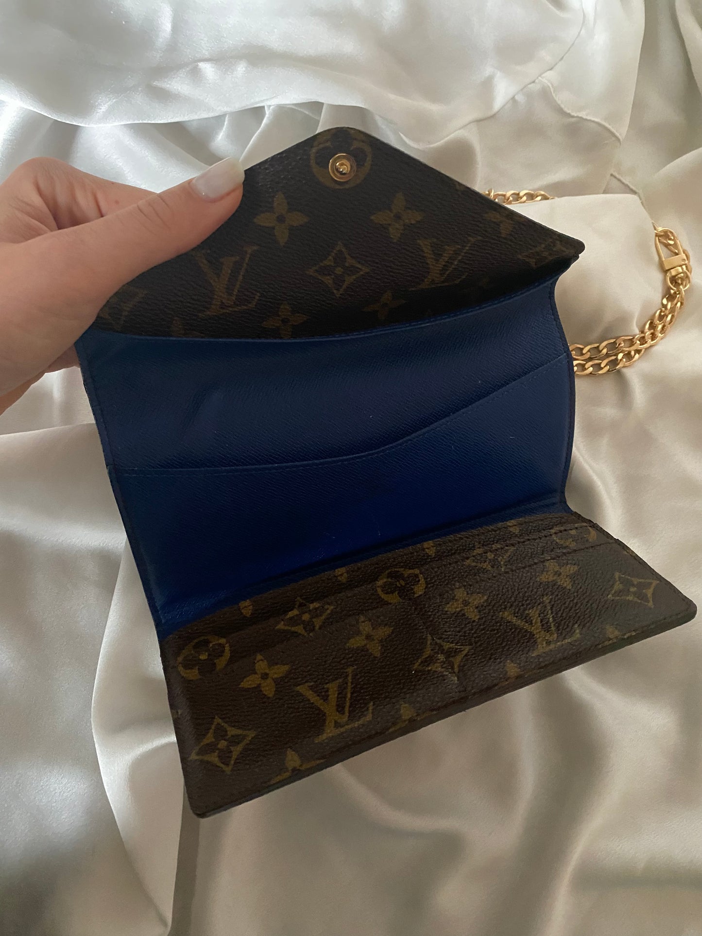 Pochette Louis Vuitton Monogram con interni blu