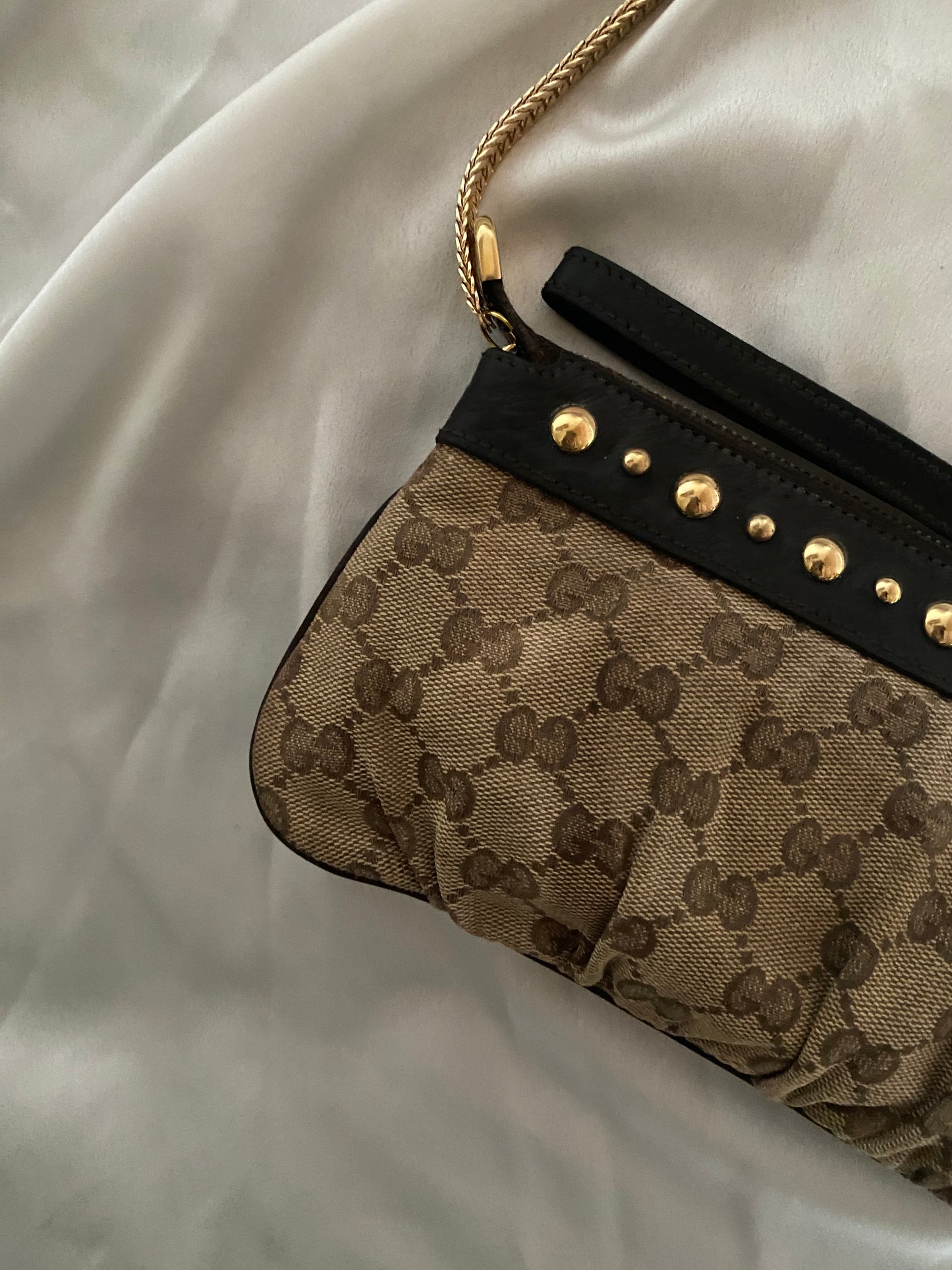 Gucci pochette monogram classic