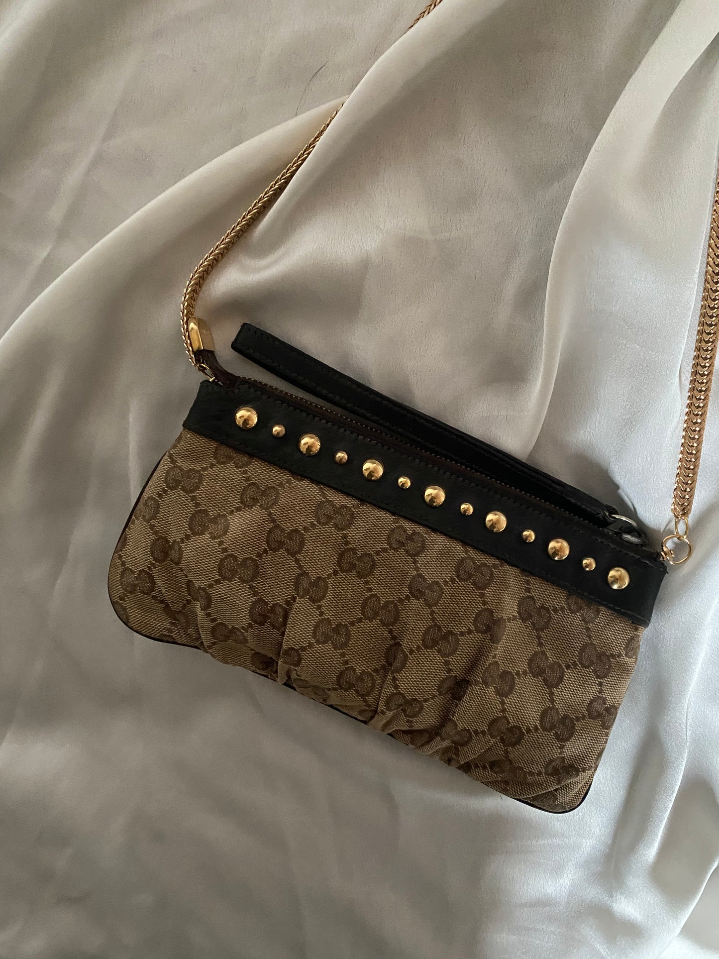 Gucci pochette monogram classic