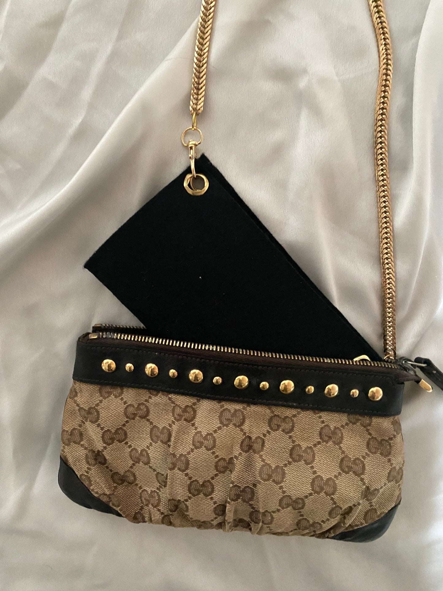 Gucci pochette monogram classic