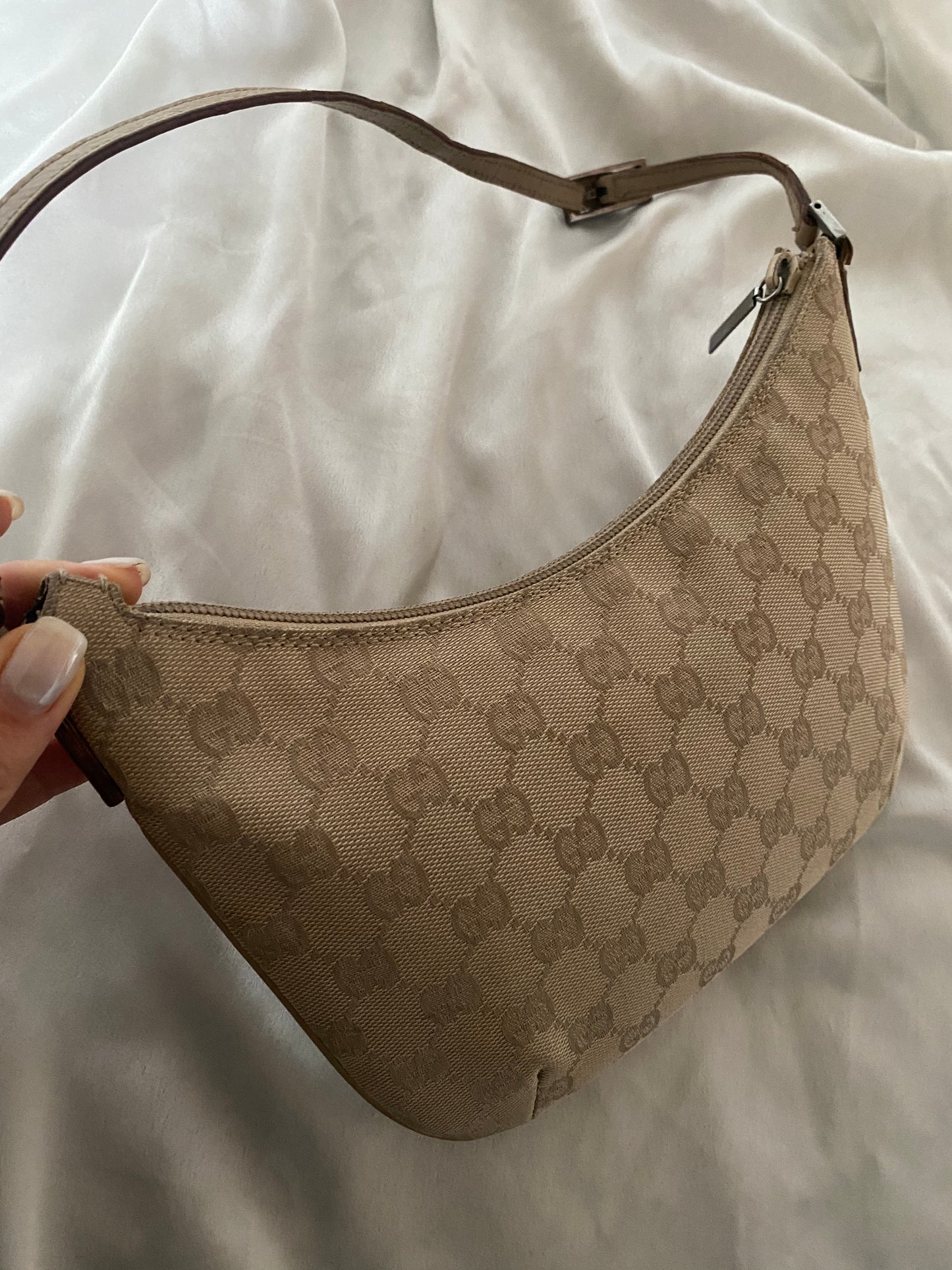 Gucci pochette monogram hobo