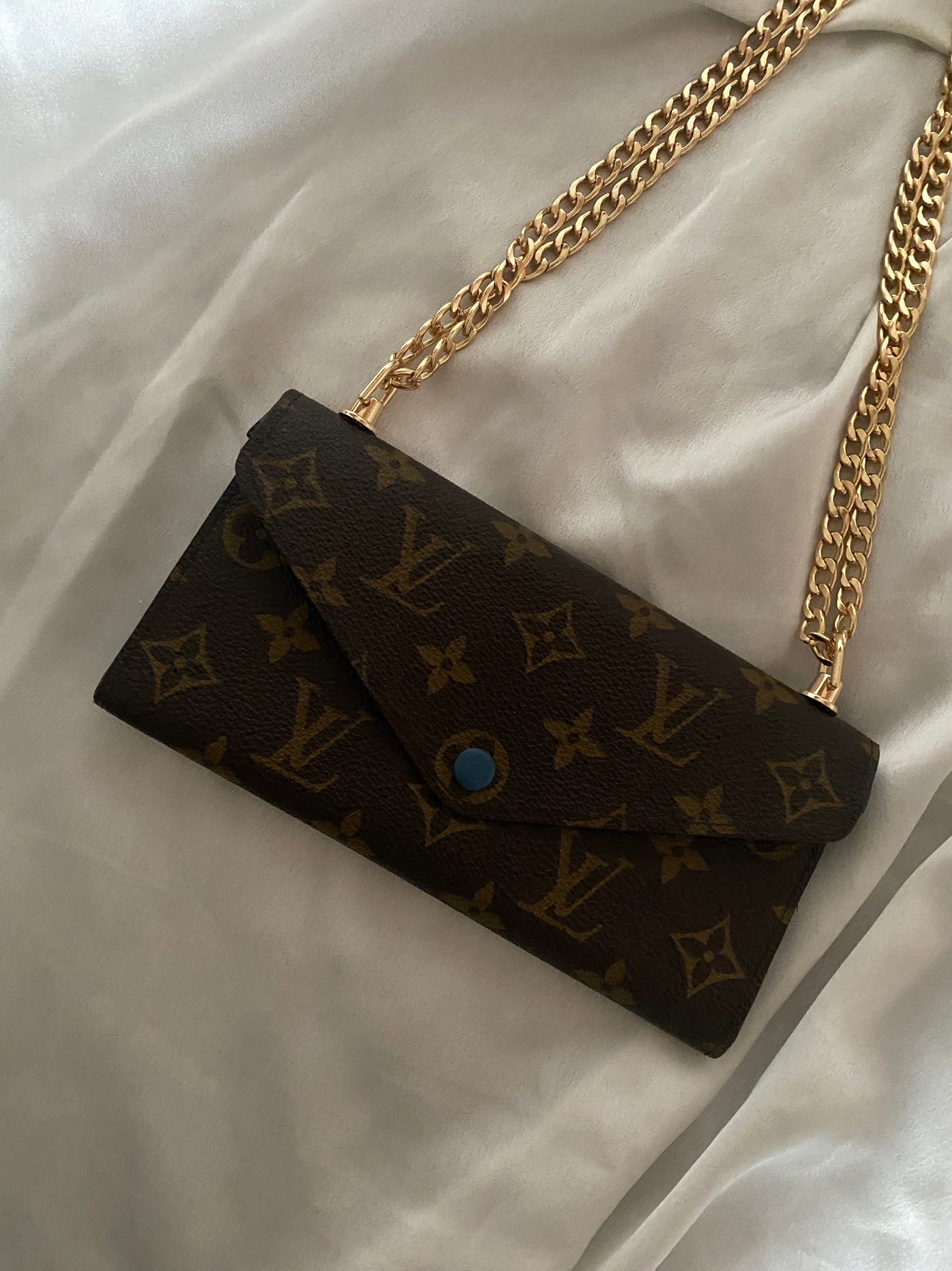 Pochette Louis Vuitton Monogram con interni blu